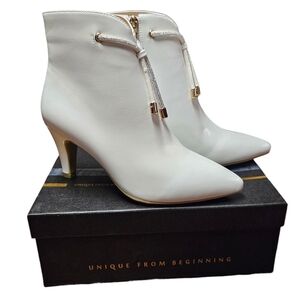 IDIFU Elegant White Ankle BootsIDIFU White Faux Leather Pointed Toe Ankle Boots